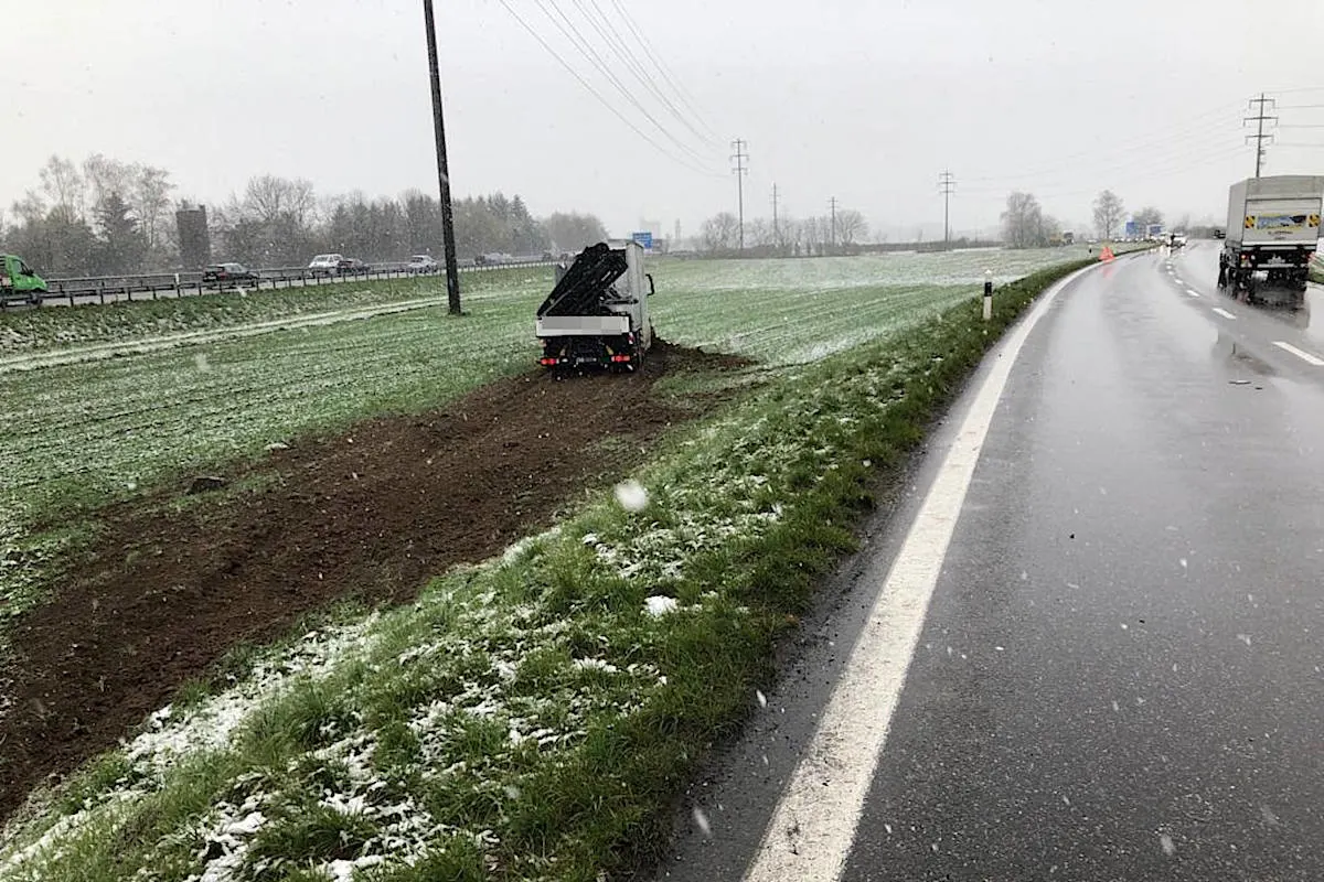 Kölliken AG - Auf Gegenfahrbahn geraten und in Lastwagen geprallt
