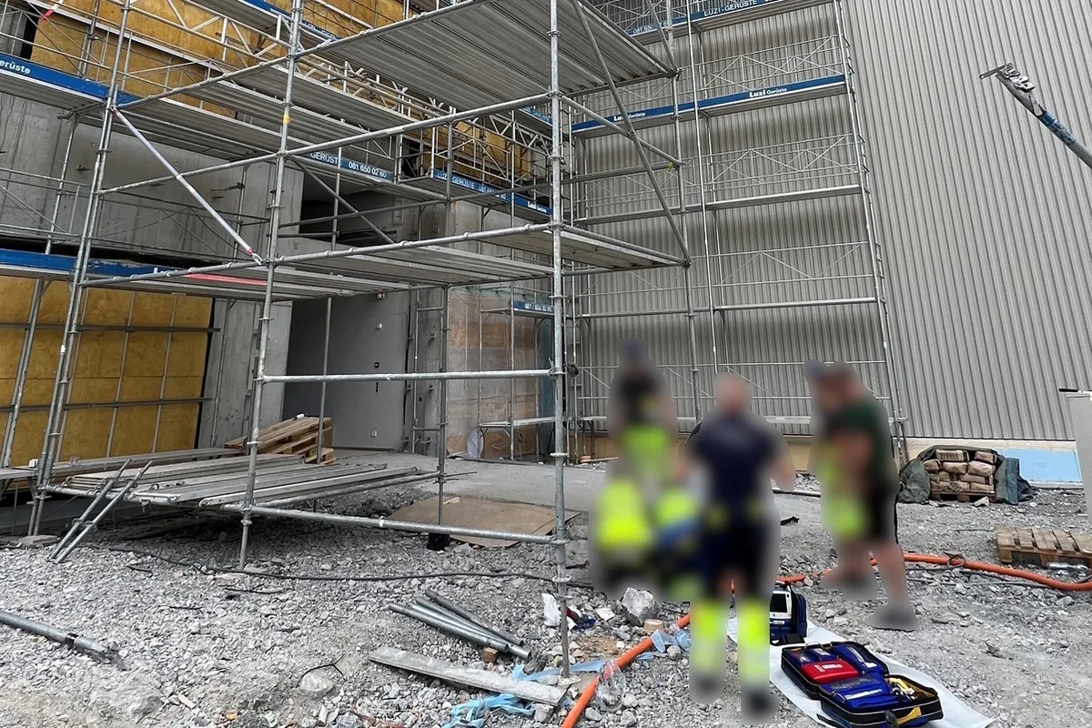 Arbeitsunfall in Domat/Ems GR –  Arbeiter stürzt über vier Meter von einer Plattform
