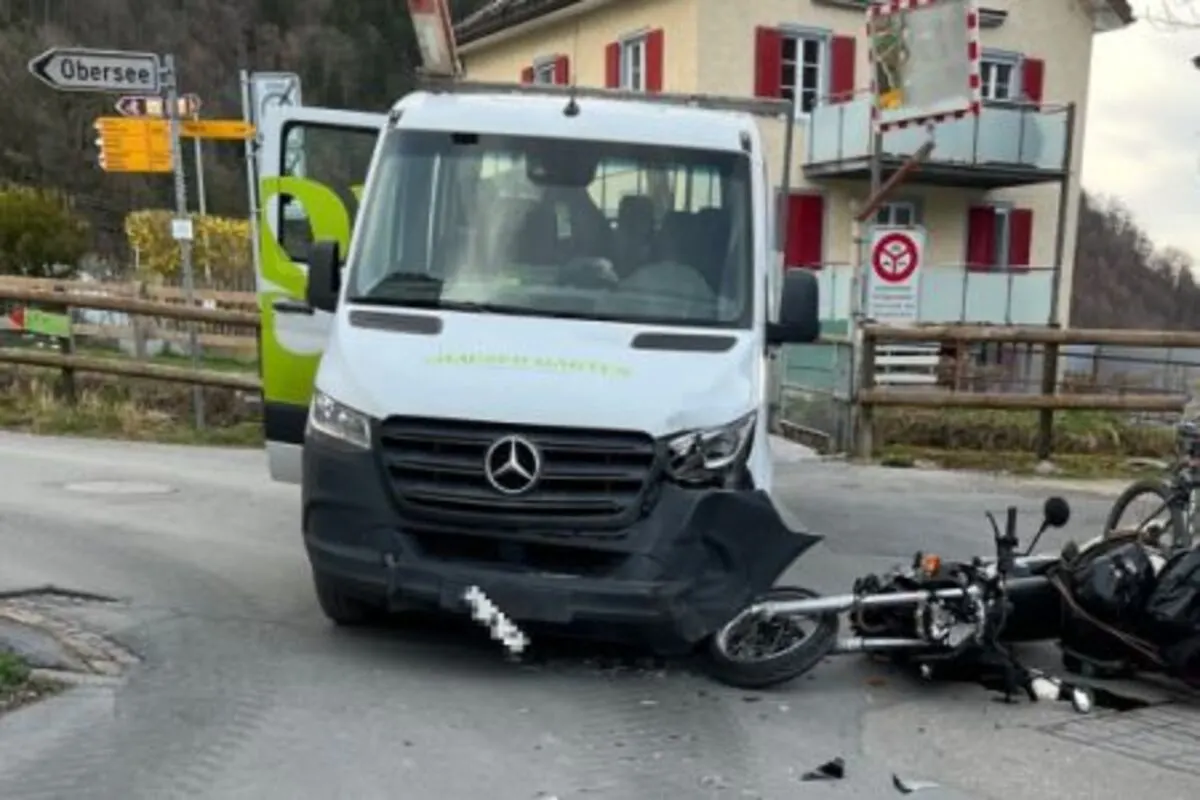 Näfels GL – Unfall zwischen Motorrad und Lieferwagen
