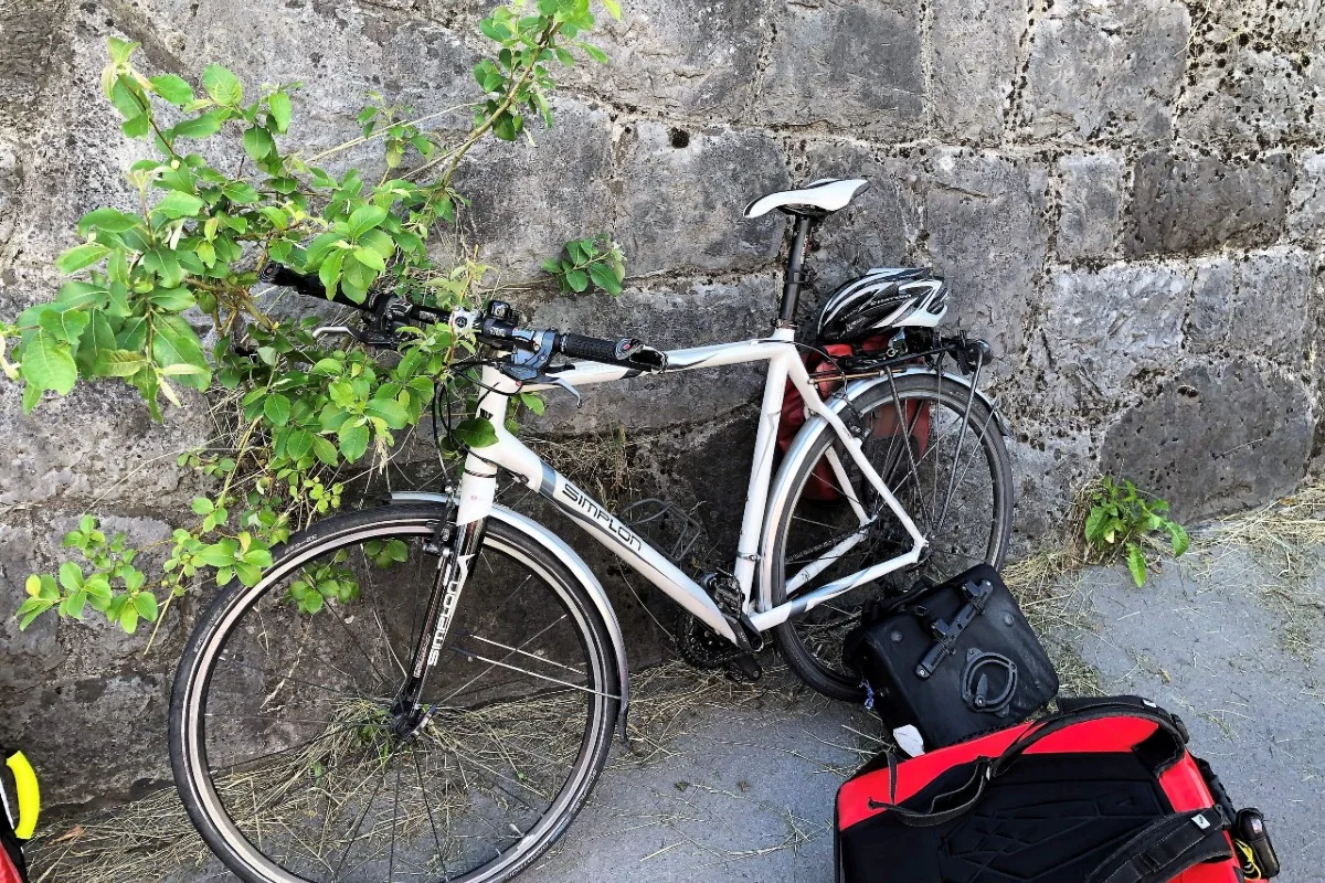 Kollision zwischen Lastwagen und Velofahrer in Glarus