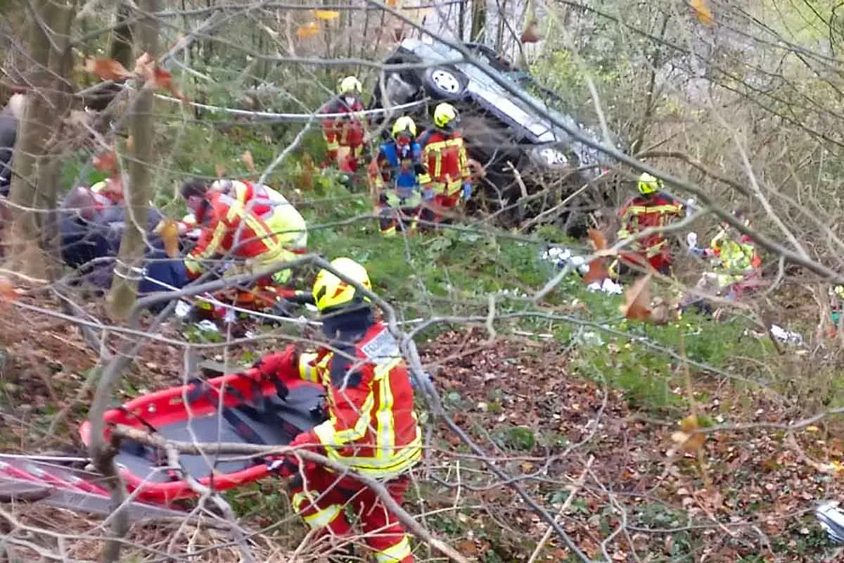 Zwei Schwerverletzte in Altena - Pkw stürzt in die Tiefe