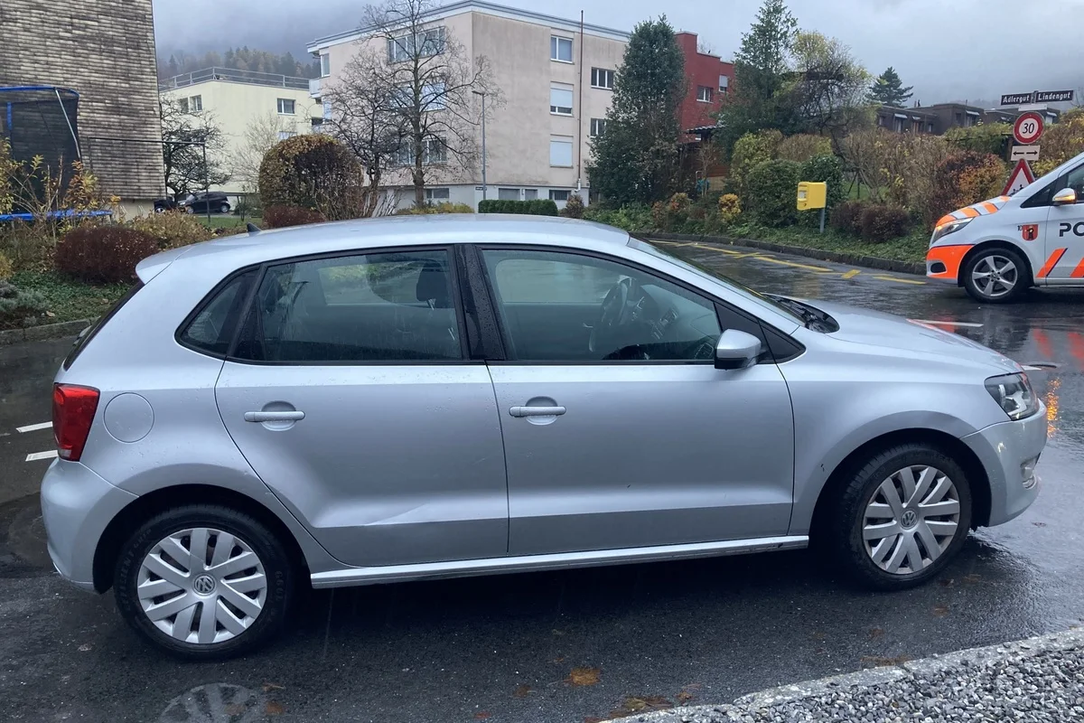 Glarus - E-Bikerin mit einem Auto kollidiert 