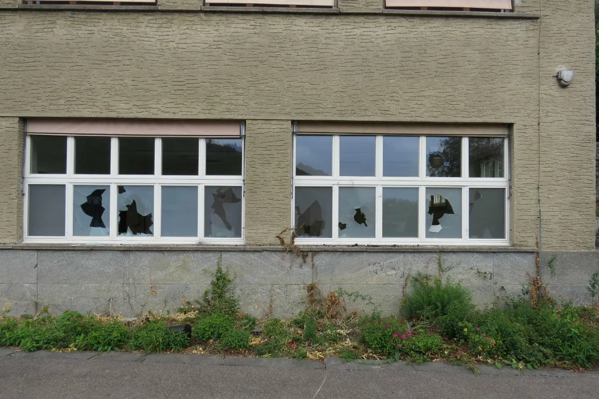Baden AG - Vandalismus an Schulgebäude - Zeugenaufruf