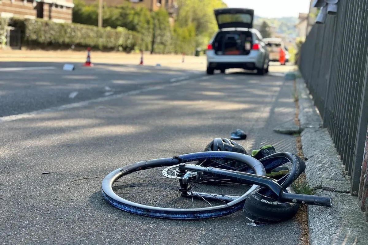 Rüti ZH - Velofahrerin und Fussgänger von Auto erfasst 
