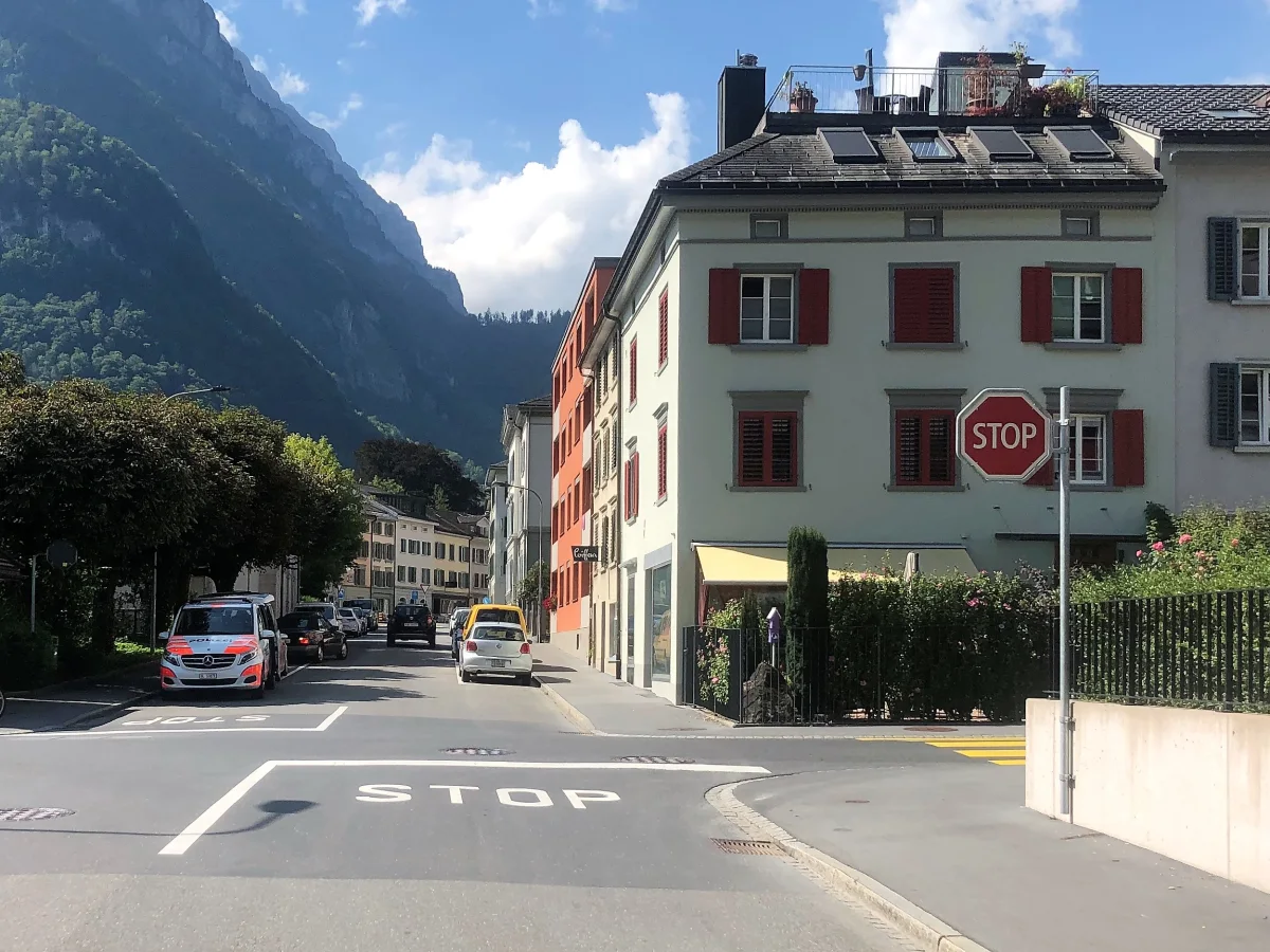 Glarus - 16-jähriger Velofahrer nach Kollision mit Auto verletzt