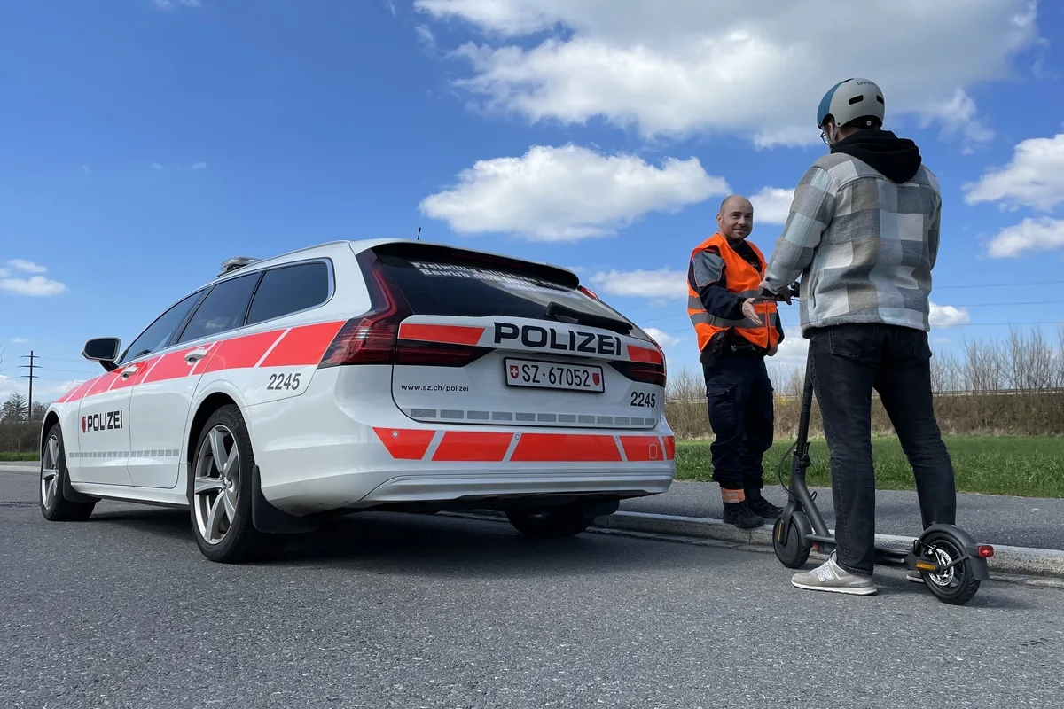 Kanton Schwyz - Kantonspolizei weist auf die Regeln zur Nutzung von E-Trottis hin