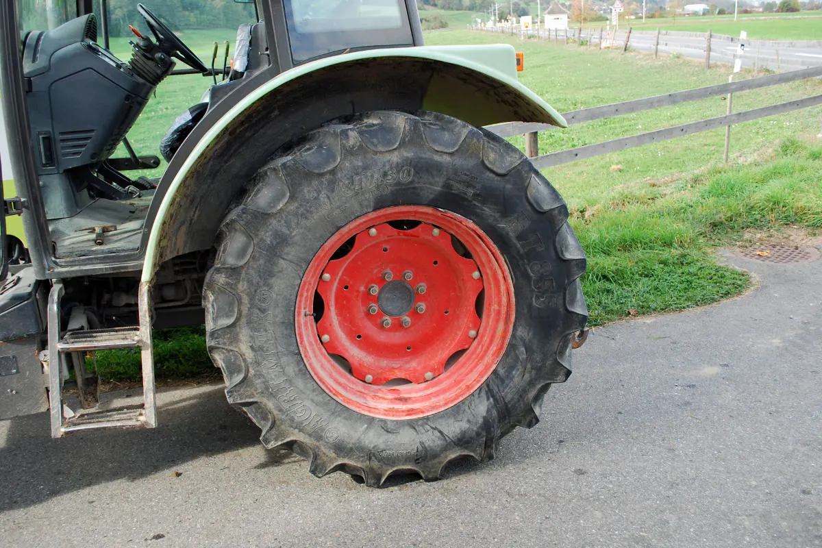 Ermensee LU - Verkehrsunfall Personenwagen mit Traktor - Zeugenaufruf 