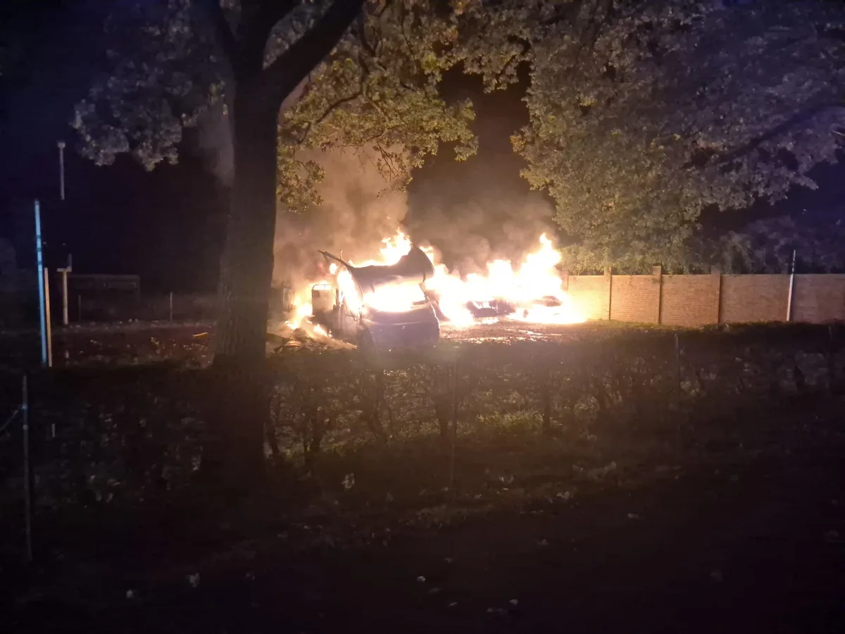 Die Feuerwehr verhinderte ein Übergreifen der Flammen auf die nahe Friedhofskapelle.