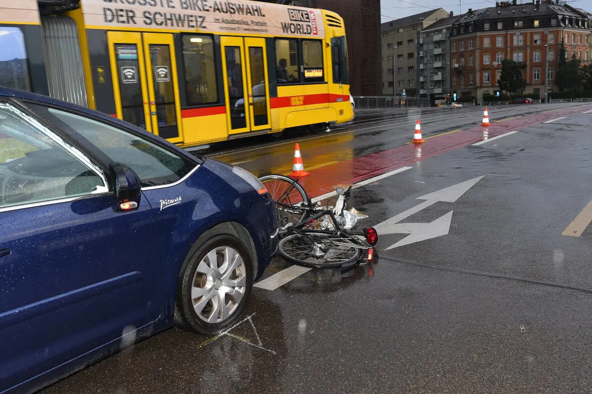 Basel Stadt - Velo bei Spurwechsel von Auto erfasst – Velofahrerin schwer verletzt