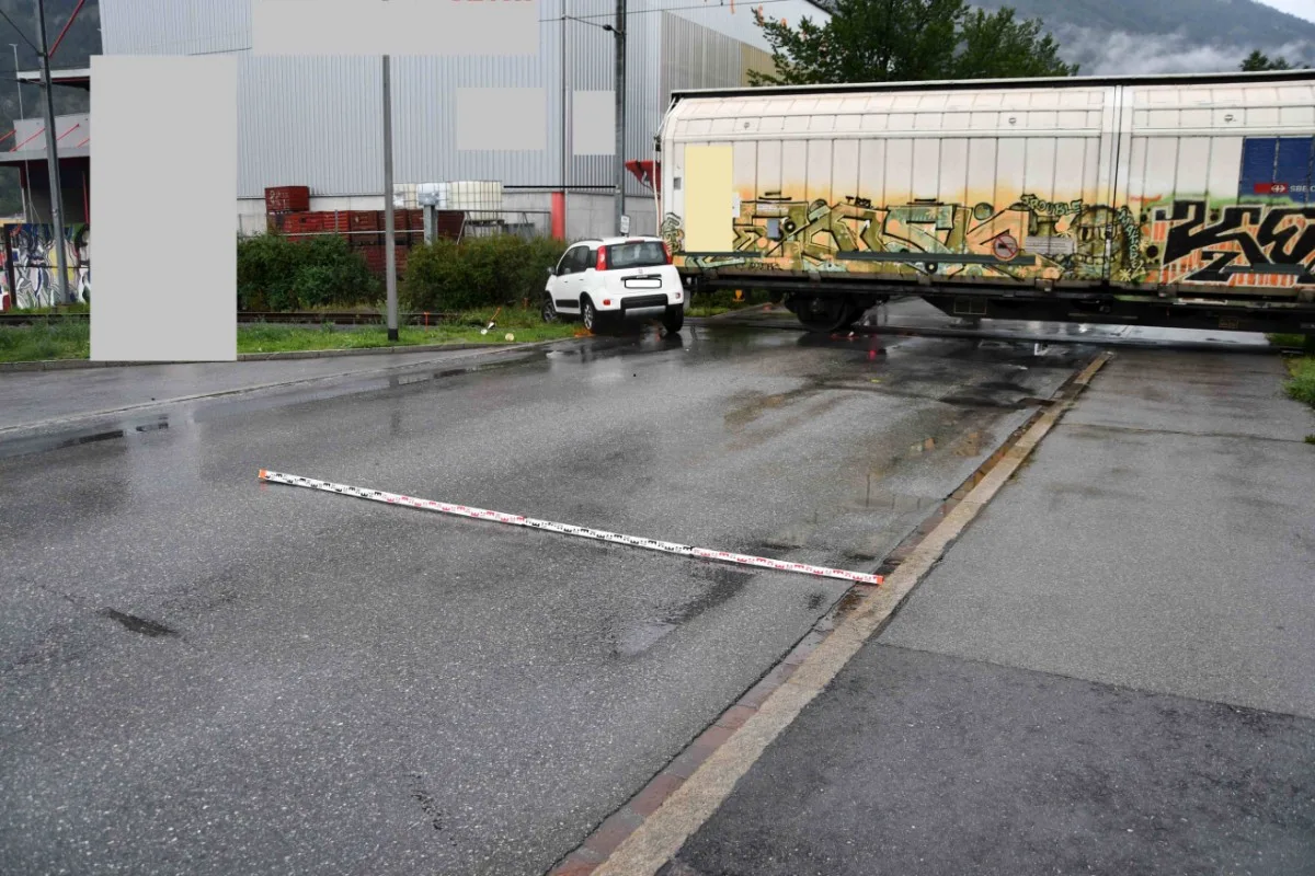 Unfall in Chur GR - Fiat Panda kollidiert mit einem Güterzug