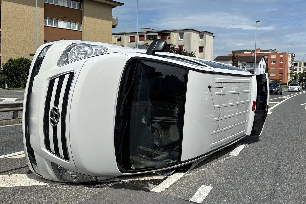 Emmen LU – Auto kippt bei Unfall auf die Seite
