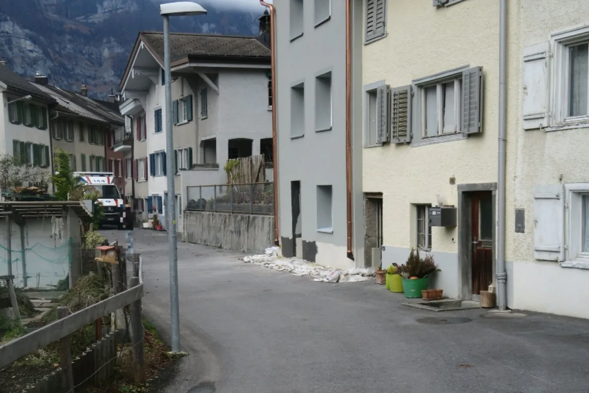 Ennenda GL - 14-Jähriger stürzt mit dem Velo ohne Helm und verletzt sich am Kopf