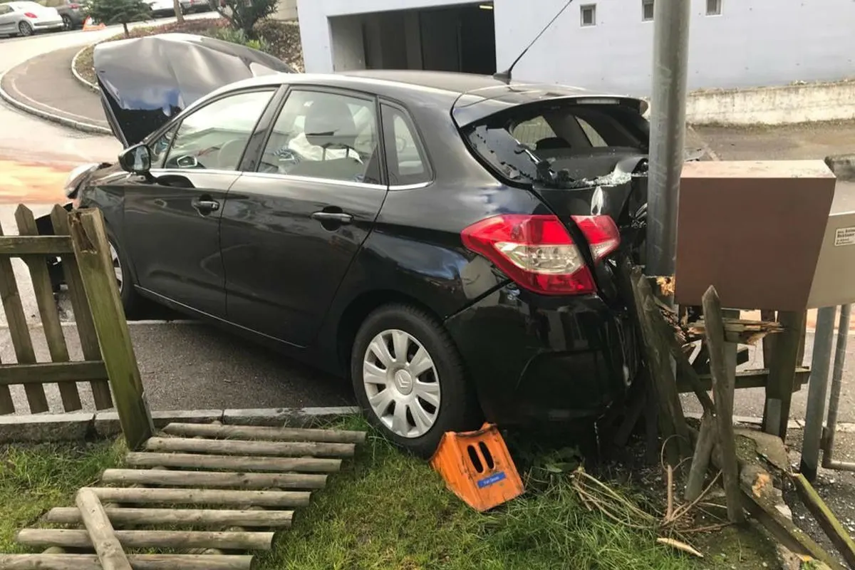Füllinsdorf BL - Autofahrerin baut Selbstunfall - Zeugenaufruf