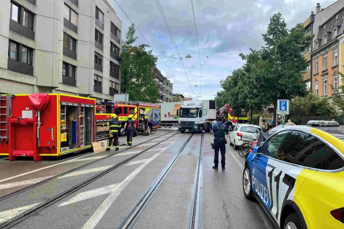 Basel - Kleine Lastwagenpanne verursacht langen Tramausfall und komplizierte Bergung