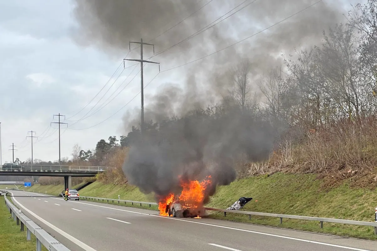 A7 Frauenfeld TG – Auto während der Fahrt auf der Autobahn in Flammen aufgegangen