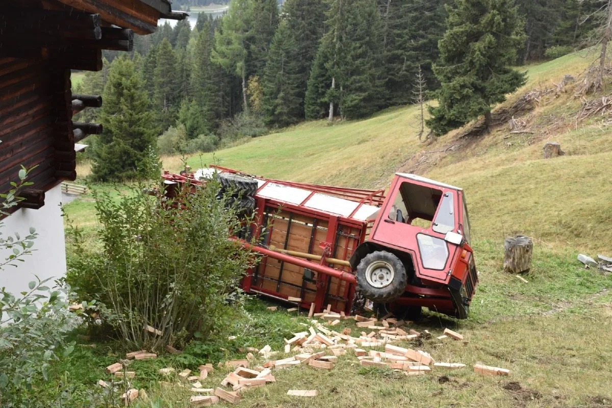 Valbella GR - Motorkarren überschlagen - 21-Jähriger mit Beinfraktur