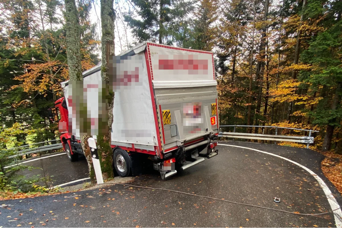 Welschenrohr SO - Passstrasse auf Balmbergstrasse wegen feststeckendem Lastwagen gesperrt