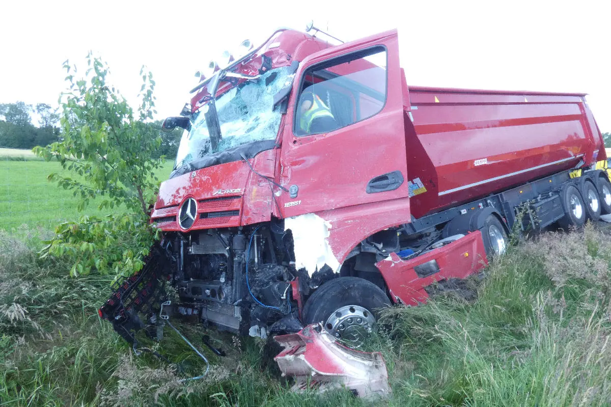 A29 Hahn-Lehmden – Verkehrsunfall mit vollbeladenem Sattelzug