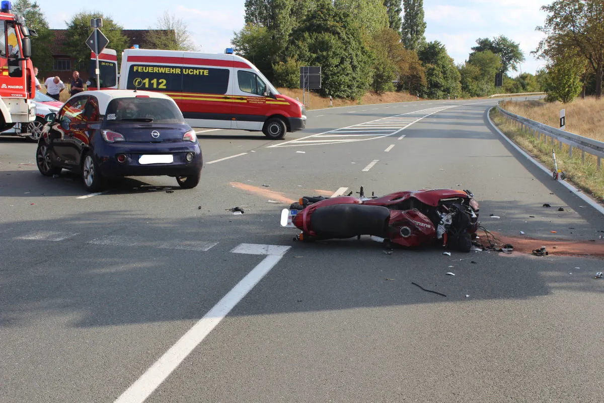 Tödlicher Verkehrsunfall in Uchte – Motorradfahrer stirbt an der Unfallstelle und Sozius wird schwer verletzt