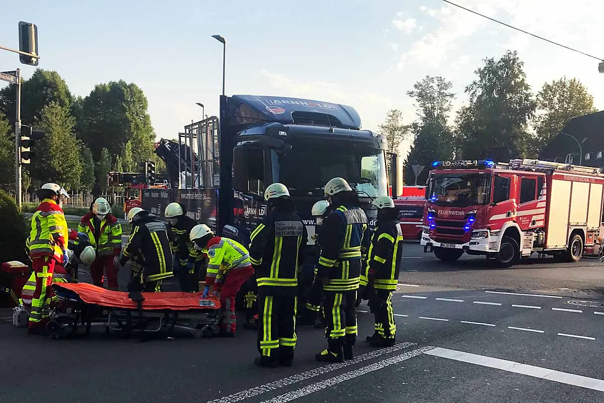 Bochum - eBike-Fahrer kollidiert mit LKW