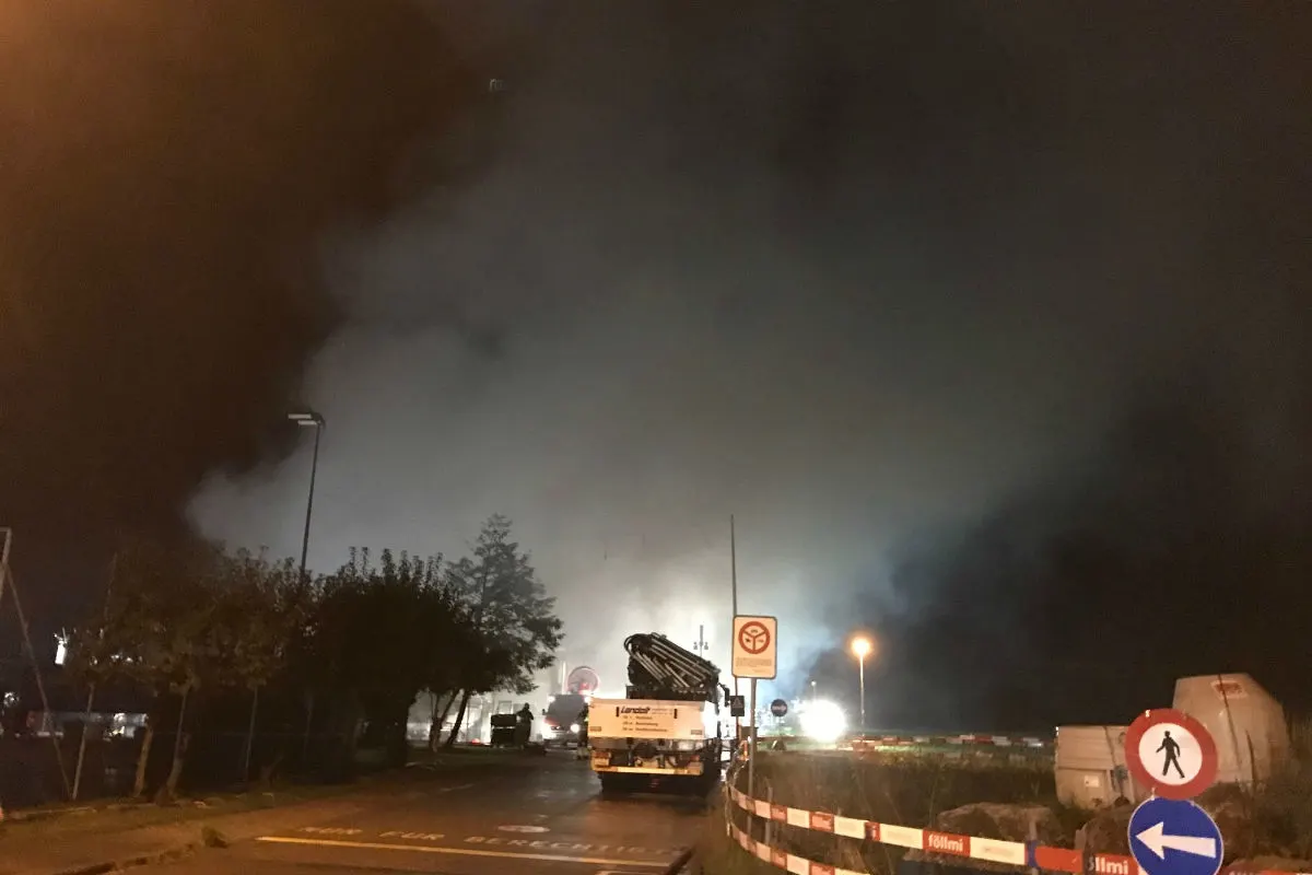 Lachen SZ - Bootswerftbrand in Lachen weitgehend gelöscht