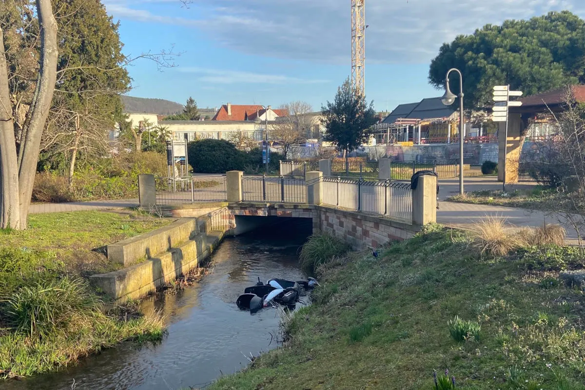 Leichtkraftrad im Flussbett entdeckt: Polizei ermittelt wegen unbefugtem Gebrauch