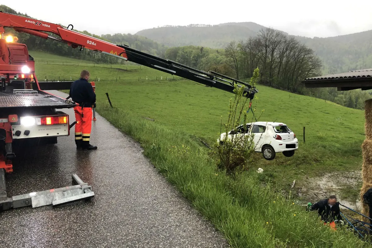 Reigoldswil BL  - Auto landet auf dem Dach