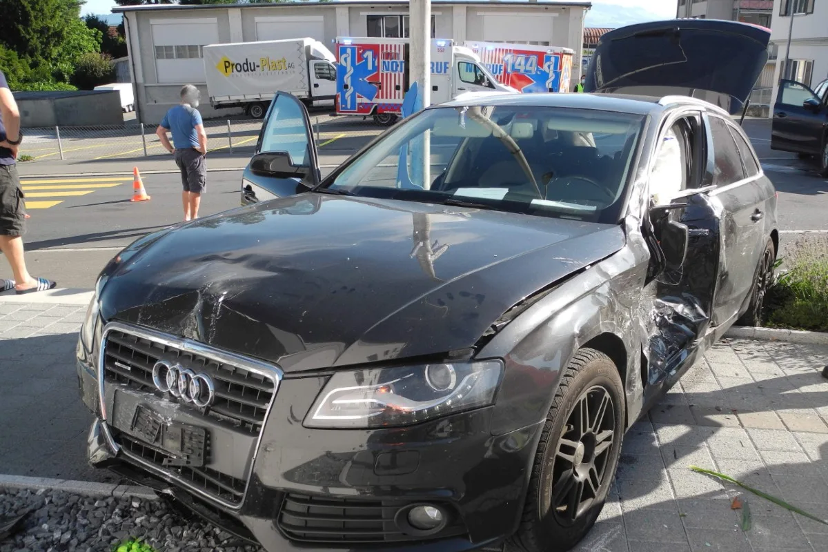 Unfall in Buttikon SZ - Drei Personen mussten ins Spital gebracht werden