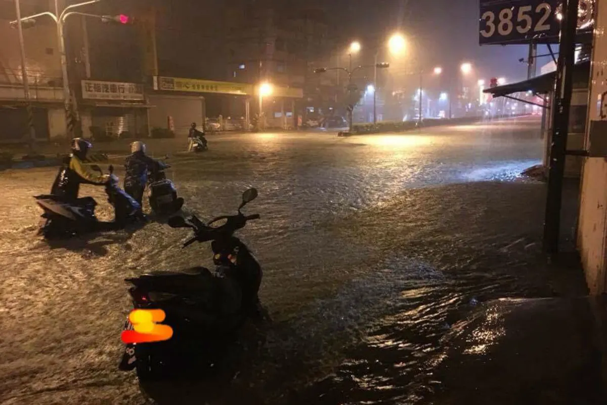 Sintflutartige Regenfälle haben in Taiwan die Bevölkerung überrascht