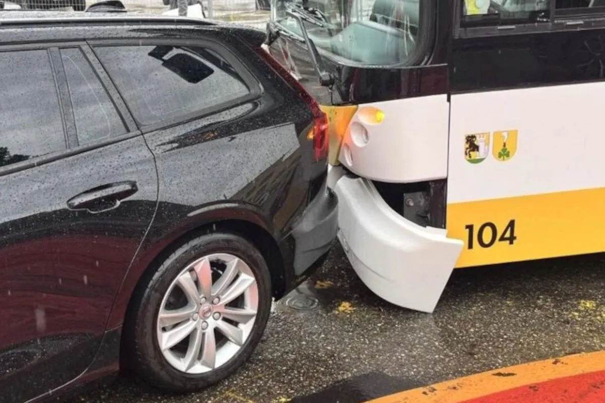 Schaffhausen – Linienbus prallt auf haltendes Auto