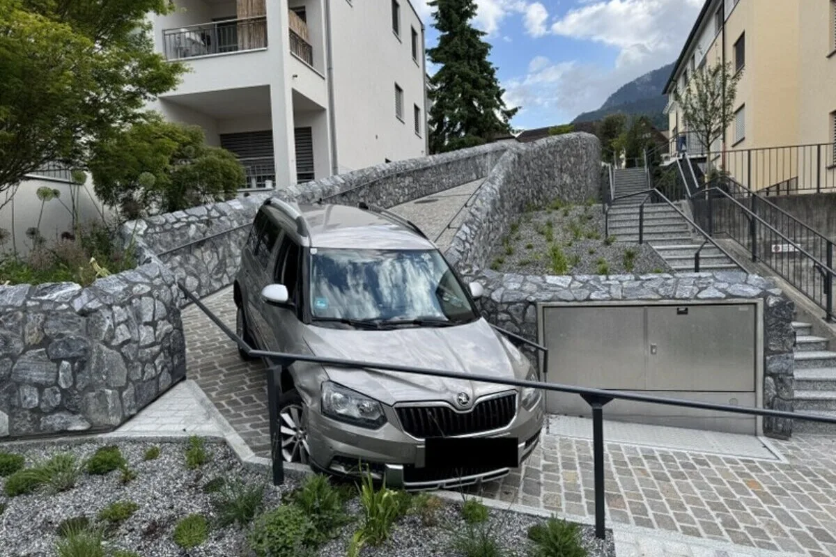 Vaduz FL – Auto bleibt nach Fahrfehler stecken