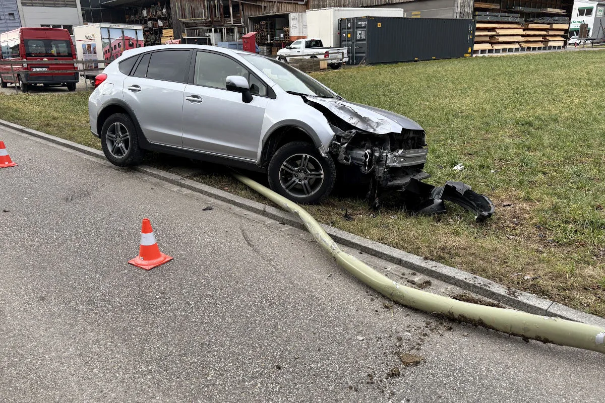 Ziefen – Autofahrerin kollidiert bei Selbstunfall mit Kandelaber