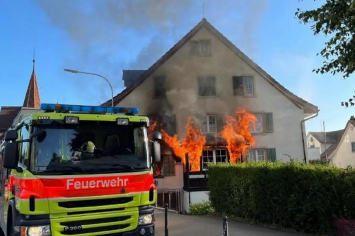 Rüschlikon ZH - Enormer Sachschaden nach Brand in einem Mehrfamilienhaus 