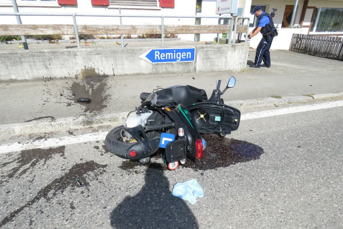 Rüfenach AG - Kollision zwischen Motorrad und Auto 