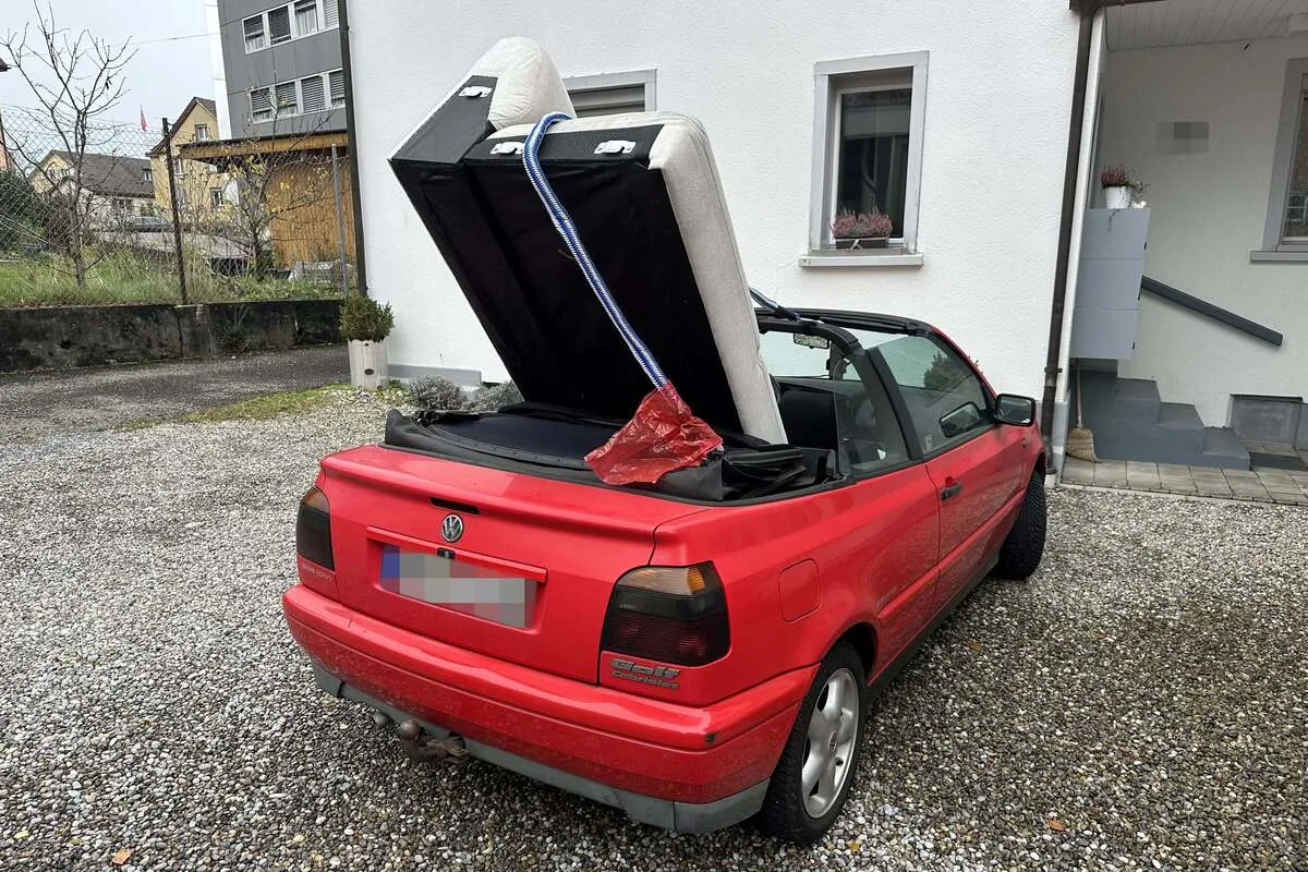 St.Gallen - Sofa im offenen Cabriolet transportiert 