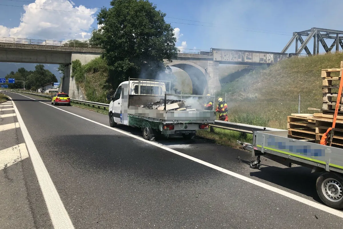  Buchs SG - Ladung auf Lieferwagen in Brand geraten