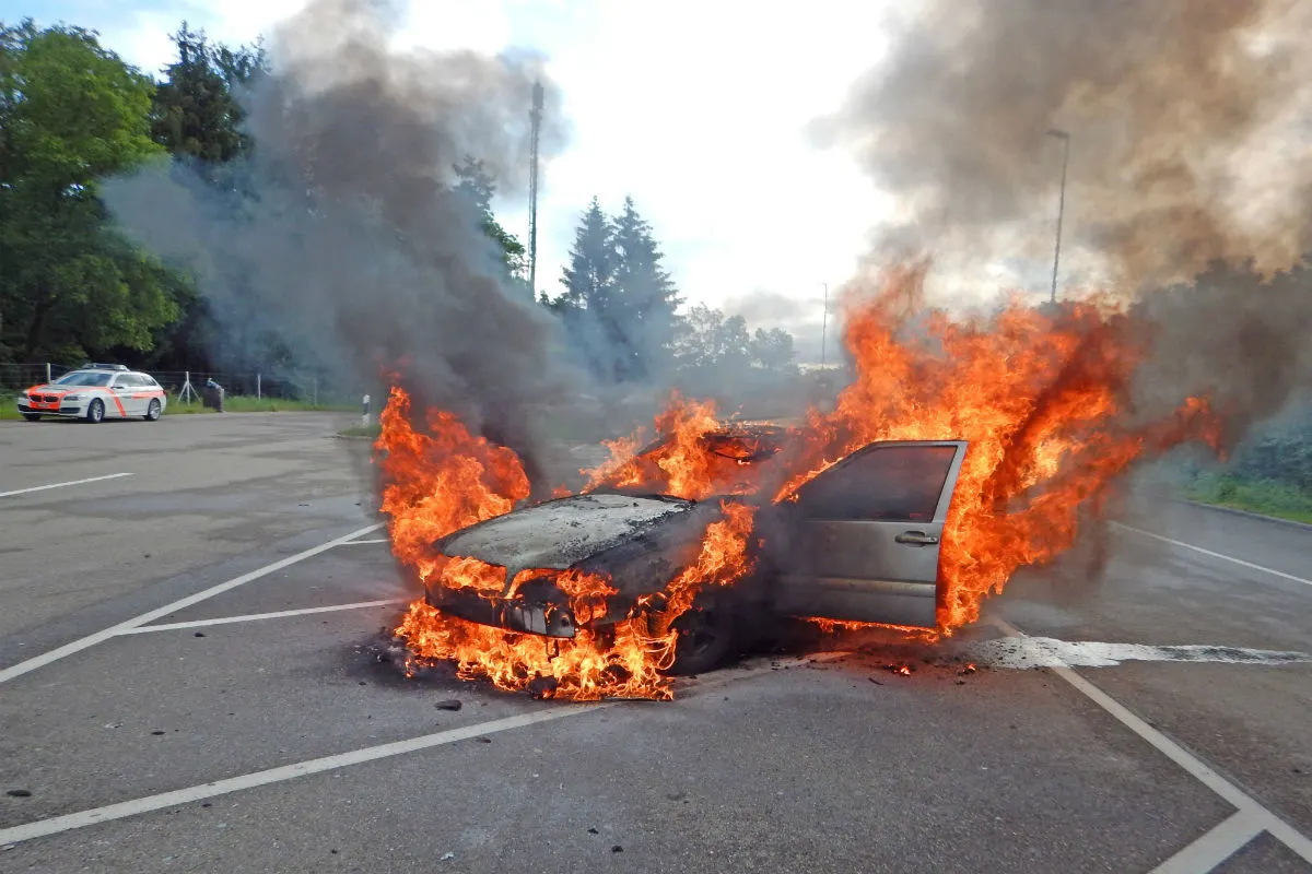 Kefikon TG - Auto gerät in Vollbrand