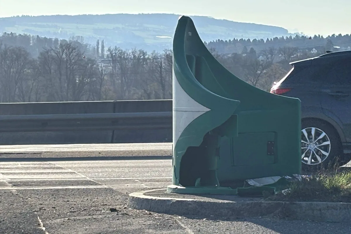 Mülligen AG - Töfffahrer prallt bei Spurwechsel gegen Abweiser