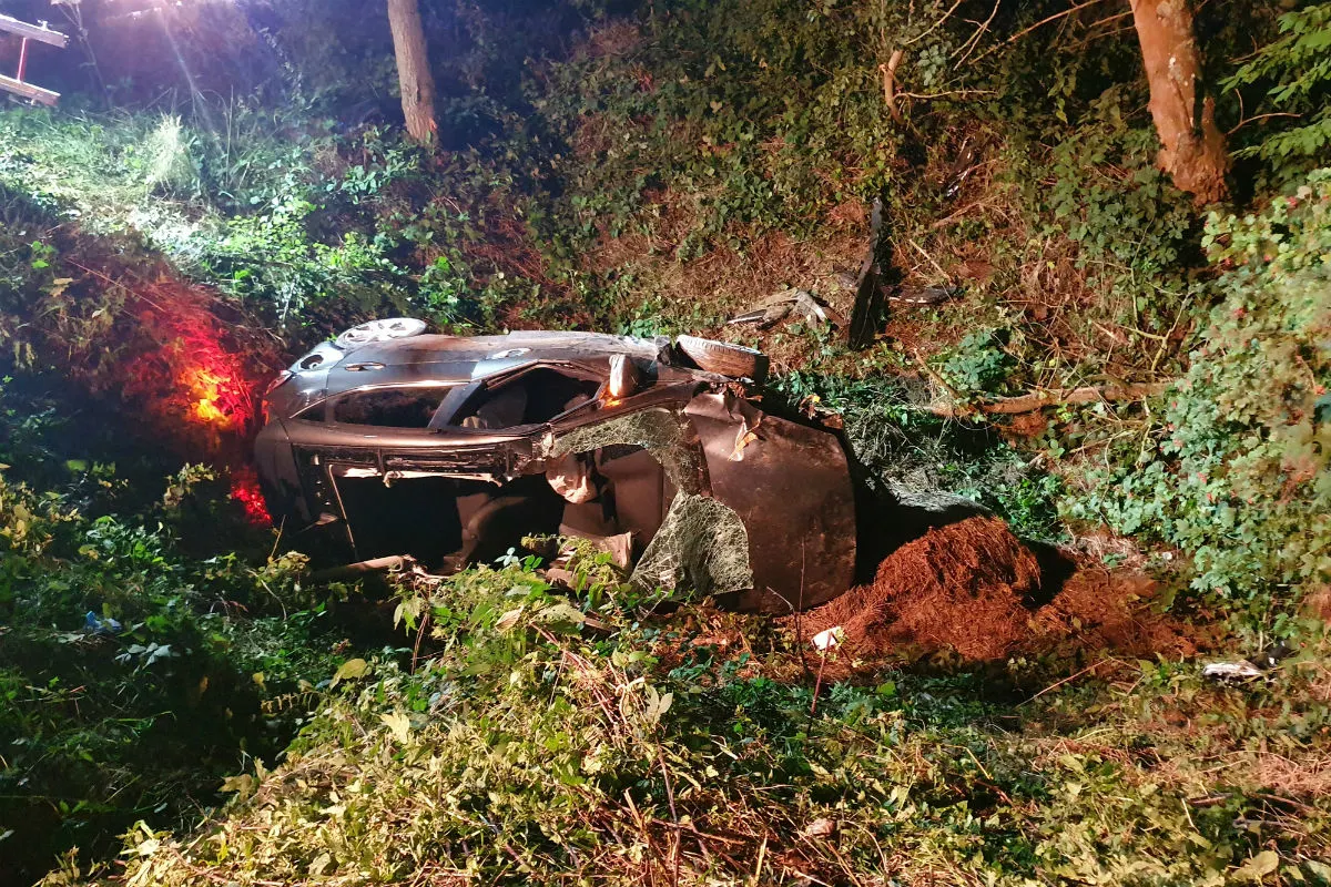 Schwer verletzt dank Notrufsystem vom Auto gefunden!