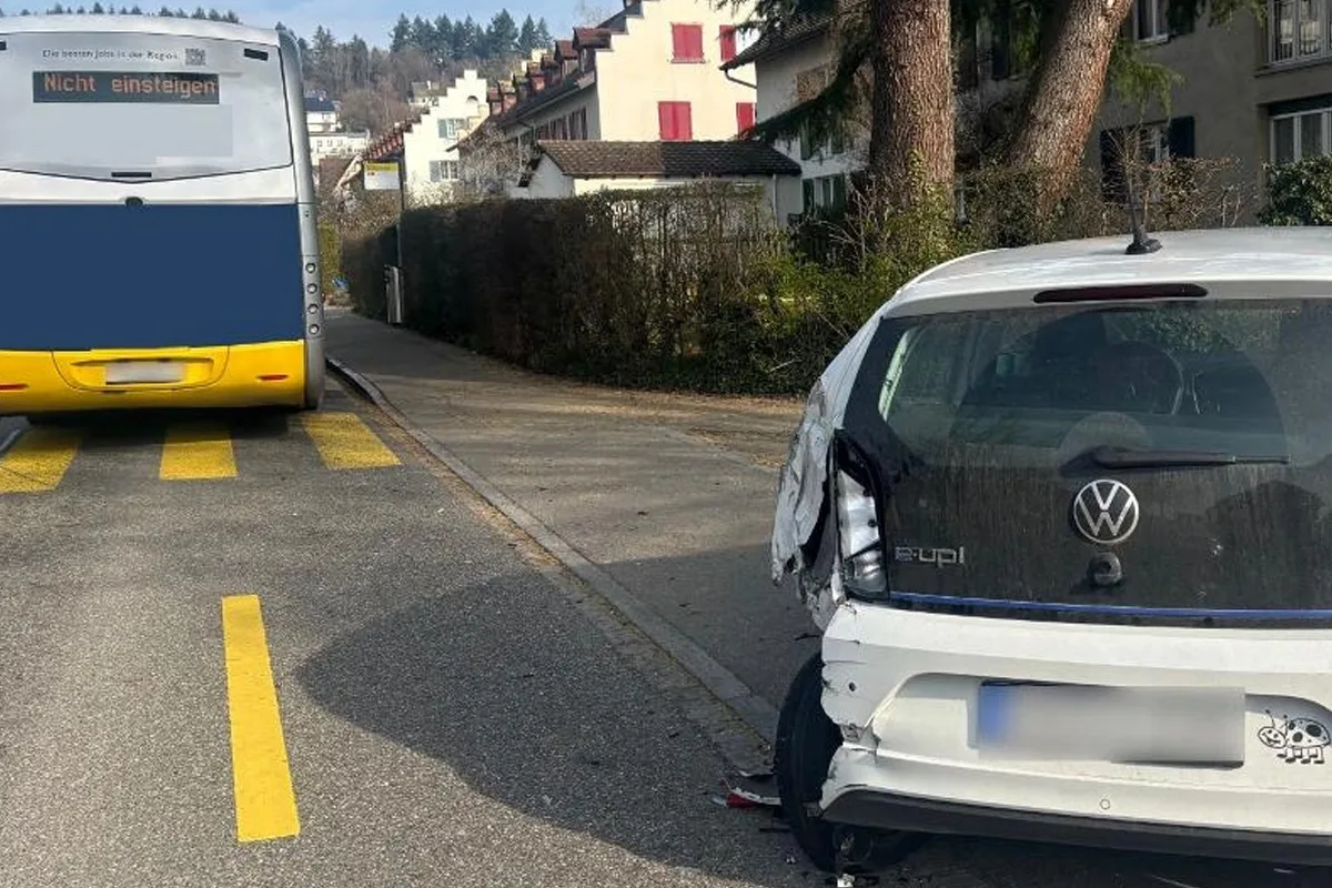 Schaffhausen SH – Auto kollidiert rückwärts mit Bus