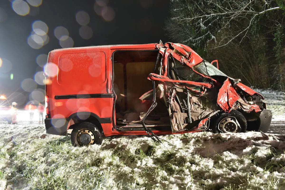 Schönenberg ZH – Verkehrsunfall mit Lieferwagen fordert Todesopfer