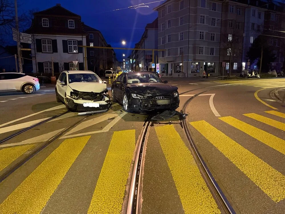 Stadt Basel – Kollision im Verzweigungsgebiet fordert 2 teils schwer verletzte Personen