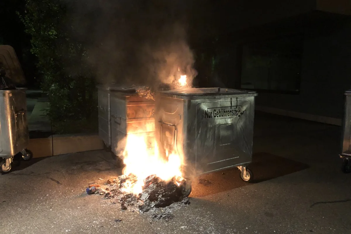 Feuerwehreinsatz in Pfäffikon SZ - Container brannten diese Nacht