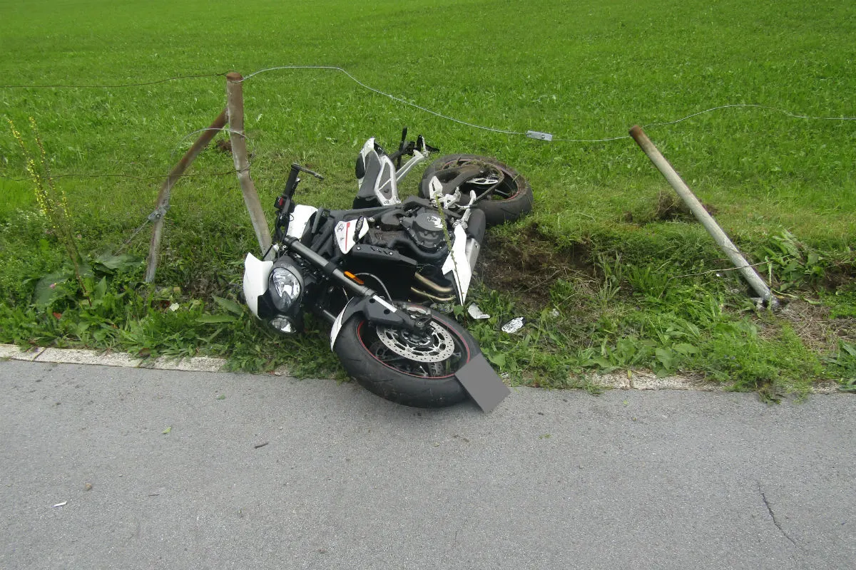 Netstal GL - Motorradlenkerin übersieht bei Überholmanöver Vekehrsinsel