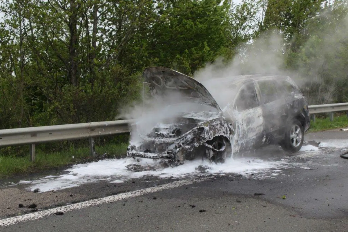 Fahrzeug brennt auf A 64 vollständig aus