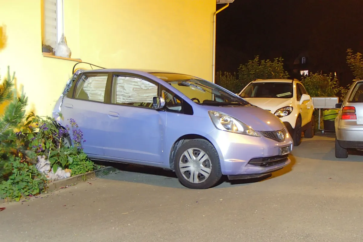 Auenstein AG - Senior prallt mit Auto gegen Hauswand 