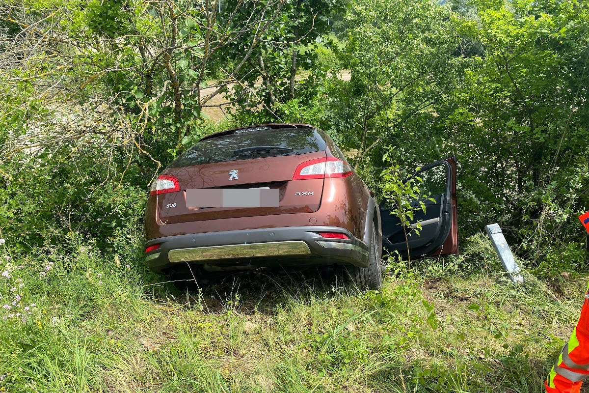 Unfall in Bremgarten AG – Kontrolle verloren und Peugeot Abhang hinunter