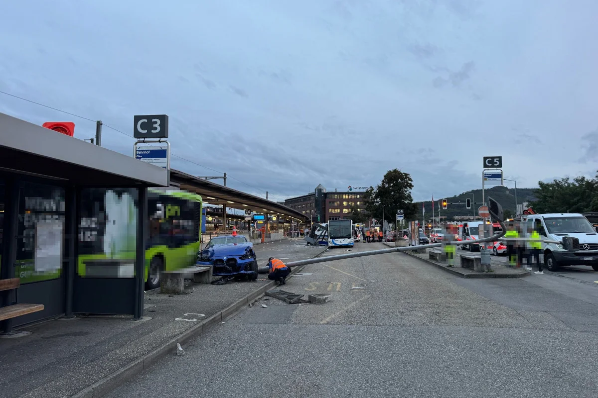 Bahnhof Olten SO – Mit Auto in Bushaltestelle und Passanten gefahren
