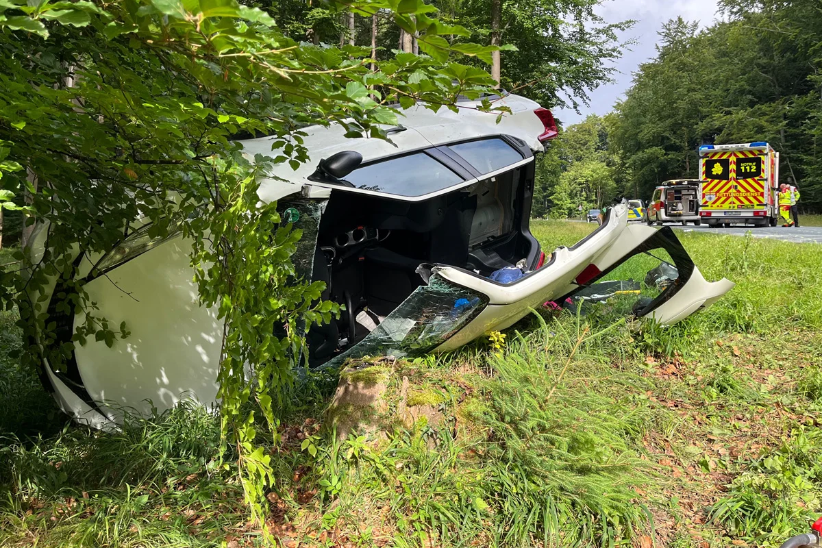 K18 Brakel NW – Fahrerin nach Alleinunfall eingeklemmt und schwer verletzt
