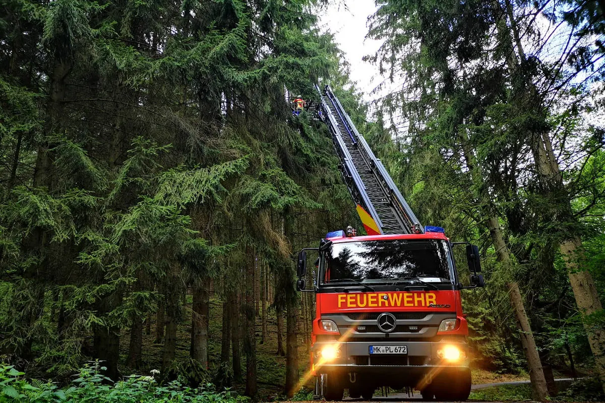Plettenberg – Baum droht auf Straße zu stürzen